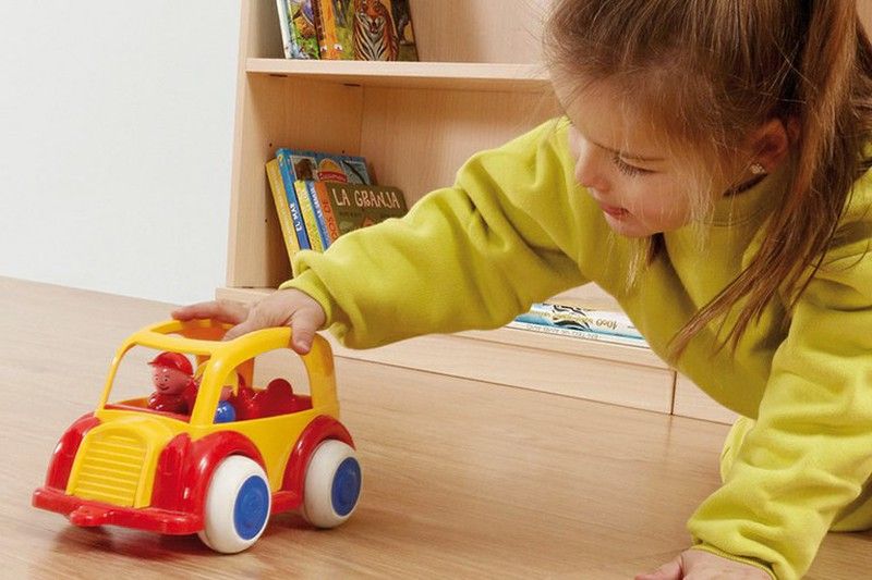 Juego simbólico y juegos de imitación de roles coches y vehículos