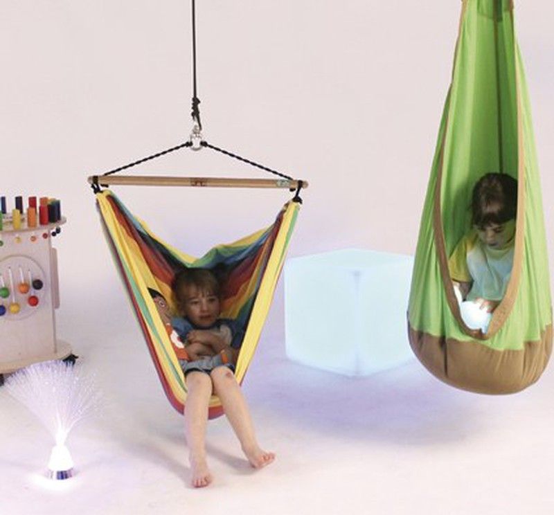 Explorar en la oscuridad con las linternas y proyectores infantiles de la tienda de la familia