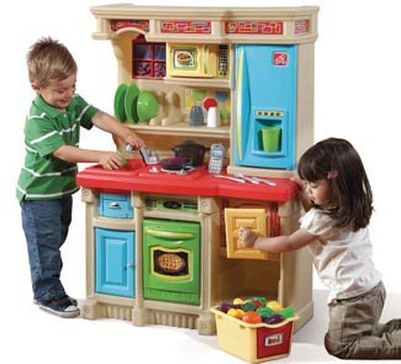 El juego simbólico o imitación de roles es jugar aprendiendo. En la tienda de la familia intentamos tener material apropiado.