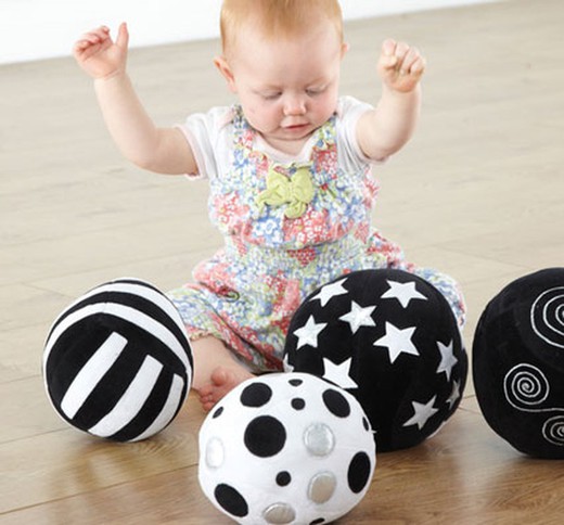 Pelotas de actividad sensorial blandas en blanco y negro