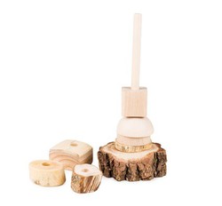 Torre de piezas troncos diferentes maderas