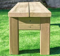 Banco de madera infantil para el patio de exterior