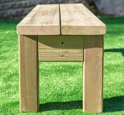 Banco de madera infantil para el patio de exterior