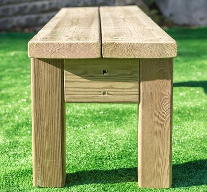 Banco de madera infantil para el patio de exterior