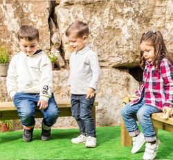 Banco de madera infantil para el patio de exterior