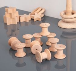 Carretes de madera para juego heurístico