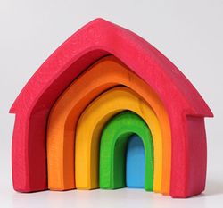 Casa forma encaja tamaños de colores
