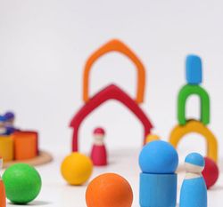Casa forma encaja tamaños de colores