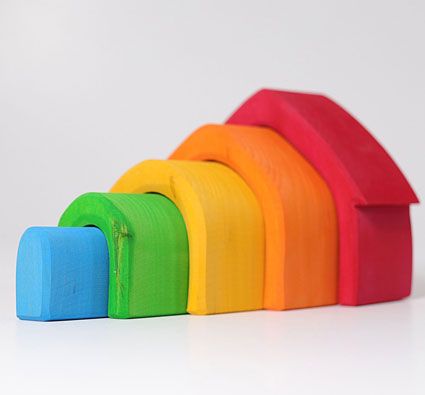 Casa forma encaja tamaños de colores