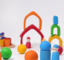 Casa forma encaja tamaños de colores