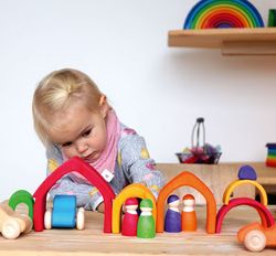 Casa forma encaja tamaños de colores