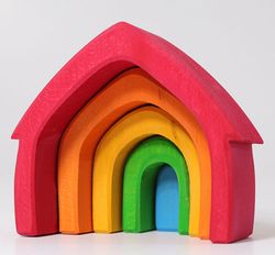 Casa forma encaja tamaños de colores