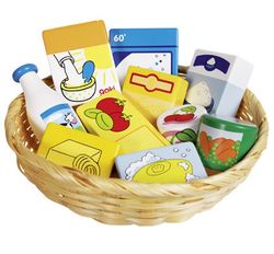 Cesta de productos alimenticios y limpieza