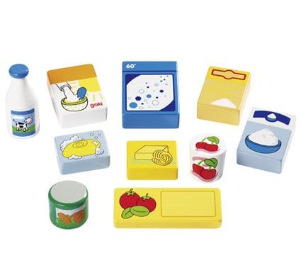 Cesta de productos alimenticios y limpieza