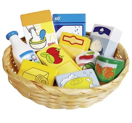 Cesta de productos alimenticios y limpieza