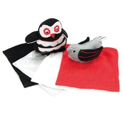 Cesta y juguetes suaves para bebés en blanco y negro contrastes