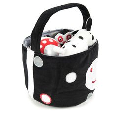 Cesta y juguetes suaves para bebés en blanco y negro contrastes