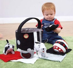 Cesta y juguetes suaves para bebés en blanco y negro contrastes