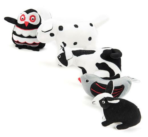 Cesta y juguetes suaves para bebés en blanco y negro contrastes