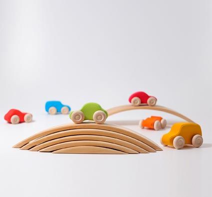 Coches de madera arco iris
