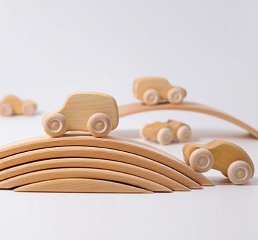 Coches de madera naturales