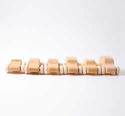 Coches de madera naturales