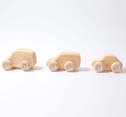 Coches de madera naturales