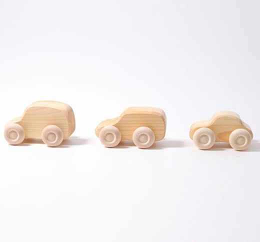 Coches de madera naturales