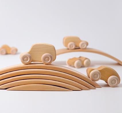 Coches de madera naturales