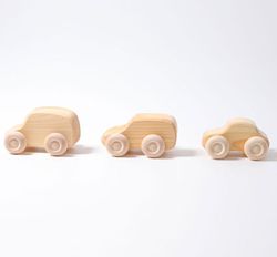 Coches de madera naturales