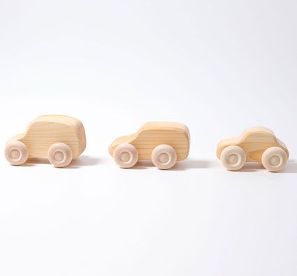 Coches de madera naturales