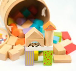 Construcción de madera pequeños blocks decorados