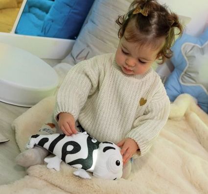 Peluche sensorial luminoso y sonoro Camaleón