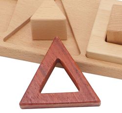 Encaje las figuras geométricas 3D los tonos