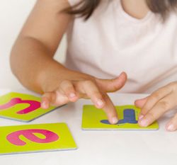 Fichas táctiles sobre las letras y los signos de puntuación