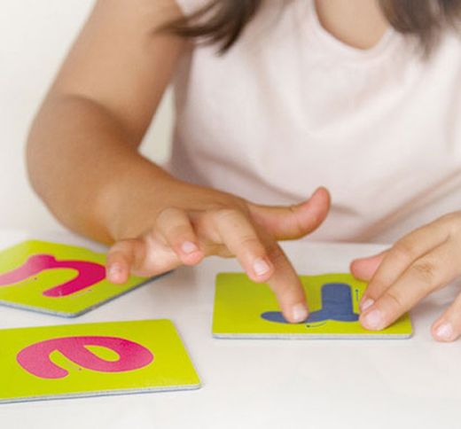 Fichas táctiles sobre las letras y los signos de puntuación