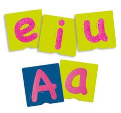 Fichas táctiles sobre las letras y los signos de puntuación