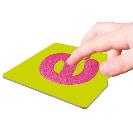 Fichas táctiles sobre las letras y los signos de puntuación