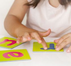 Fichas táctiles sobre las letras y los signos de puntuación