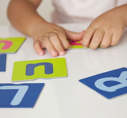 Fichas táctiles sobre las letras y los signos de puntuación