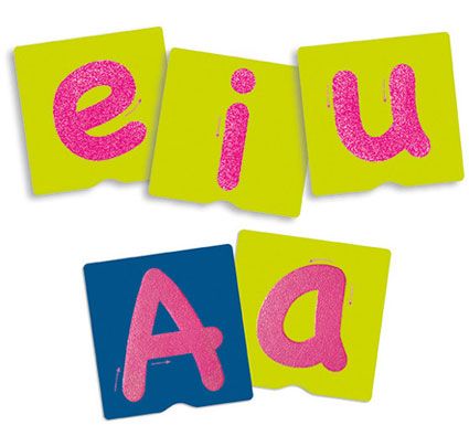 Fichas táctiles sobre las letras y los signos de puntuación