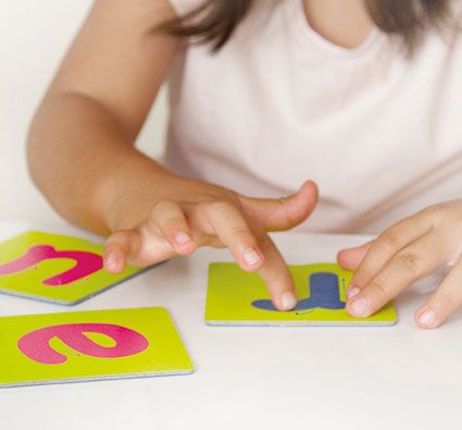 Fichas táctiles sobre las letras y los signos de puntuación