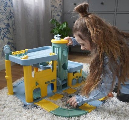 Garaje la ciudad con carreteras y personajes