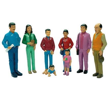 La familia latina de plastico