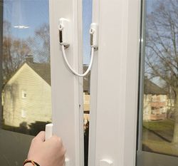 Limitador de ventanas y puertas con llave