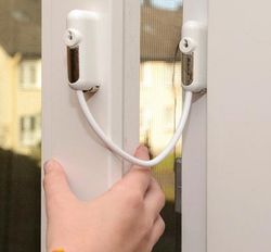 Limitador de ventanas y puertas con llave