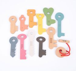 Llaves de madera arcoíris para enlazar