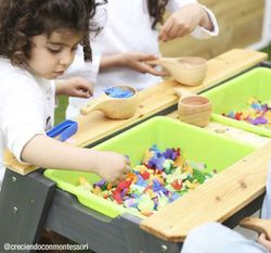 Mesa picnic infantil con cubetas para experimentar