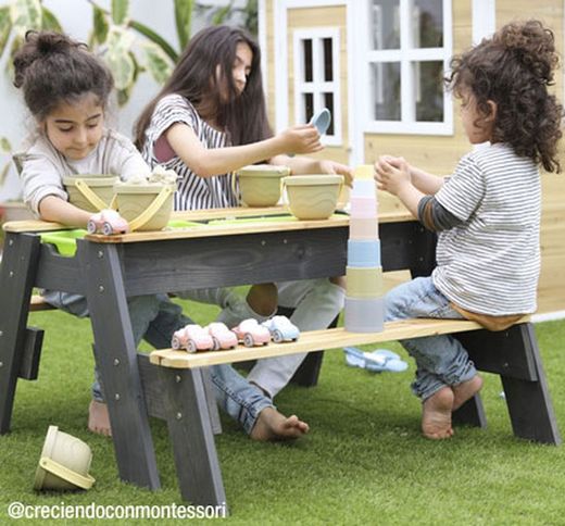Mesa picnic infantil con cubetas para experimentar
