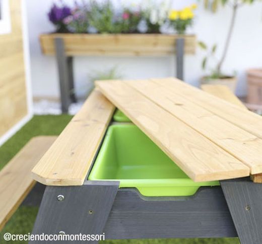 Mesa picnic infantil con cubetas para experimentar